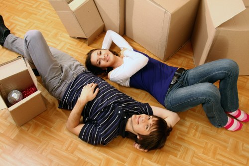 Local moving truck suitable for Docklands and Canary Wharf access